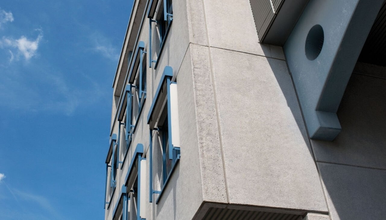 KEIM Concretal-Lasur: Brüt Betonun Ömrünü ve Estetiğini Koruyan Silikalı Boya Teknolojisi