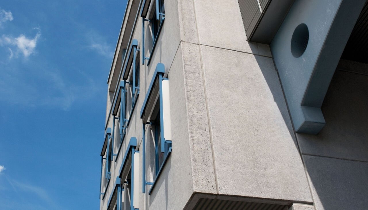 KEIM Concretal-Lasur: Brüt Betonun Ömrünü ve Estetiğini Koruyan Silikalı Boya Teknolojisi